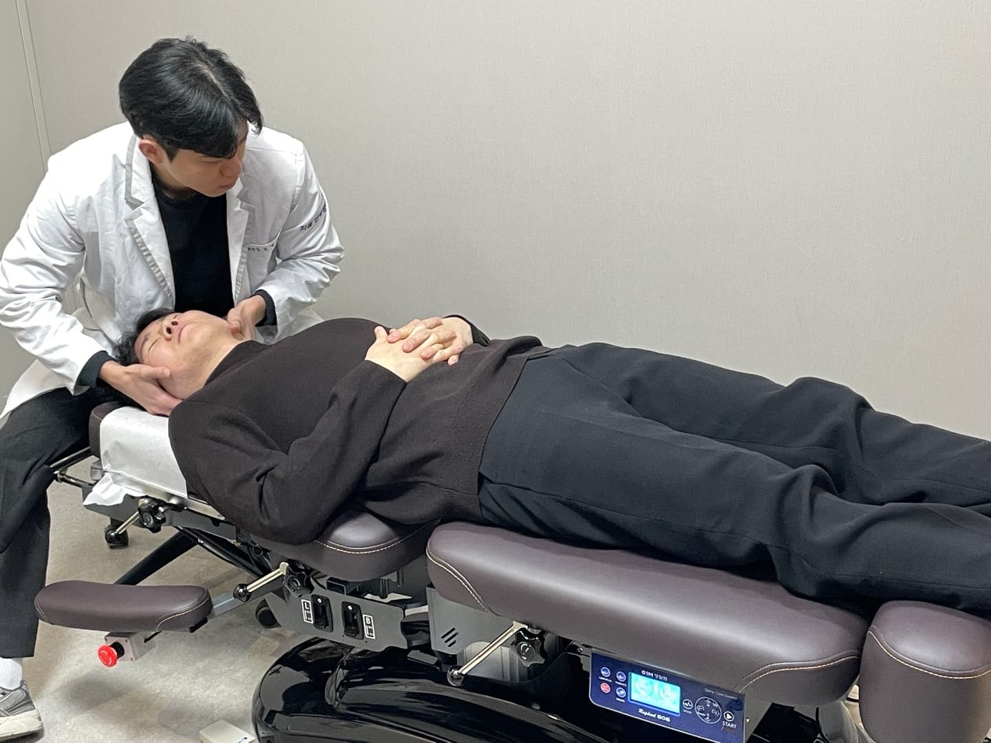 환자 상태를 세심하게 살피는 진료 과정
